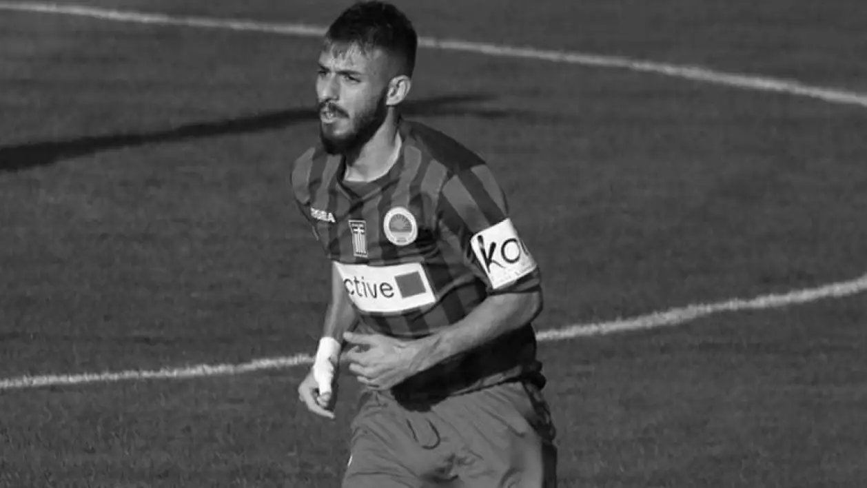 Muere un futbolista de 21 años tras sufrir un paro cardíaco en mitad de un partido Muere un futbolista de 21 años tras sufrir un paro cardíaco en mitad de un partido