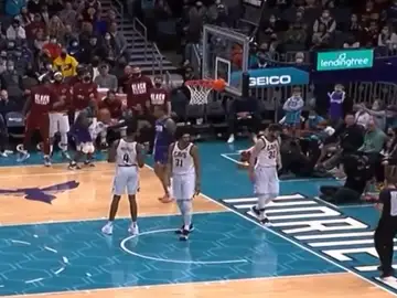 Los árbitros del Hornets vs Cavs cometen unos errores más surrealistas en la historia de la NBA Los árbitros del Hornets vs Cavs cometen unos errores más surrealistas en la historia de la NBA