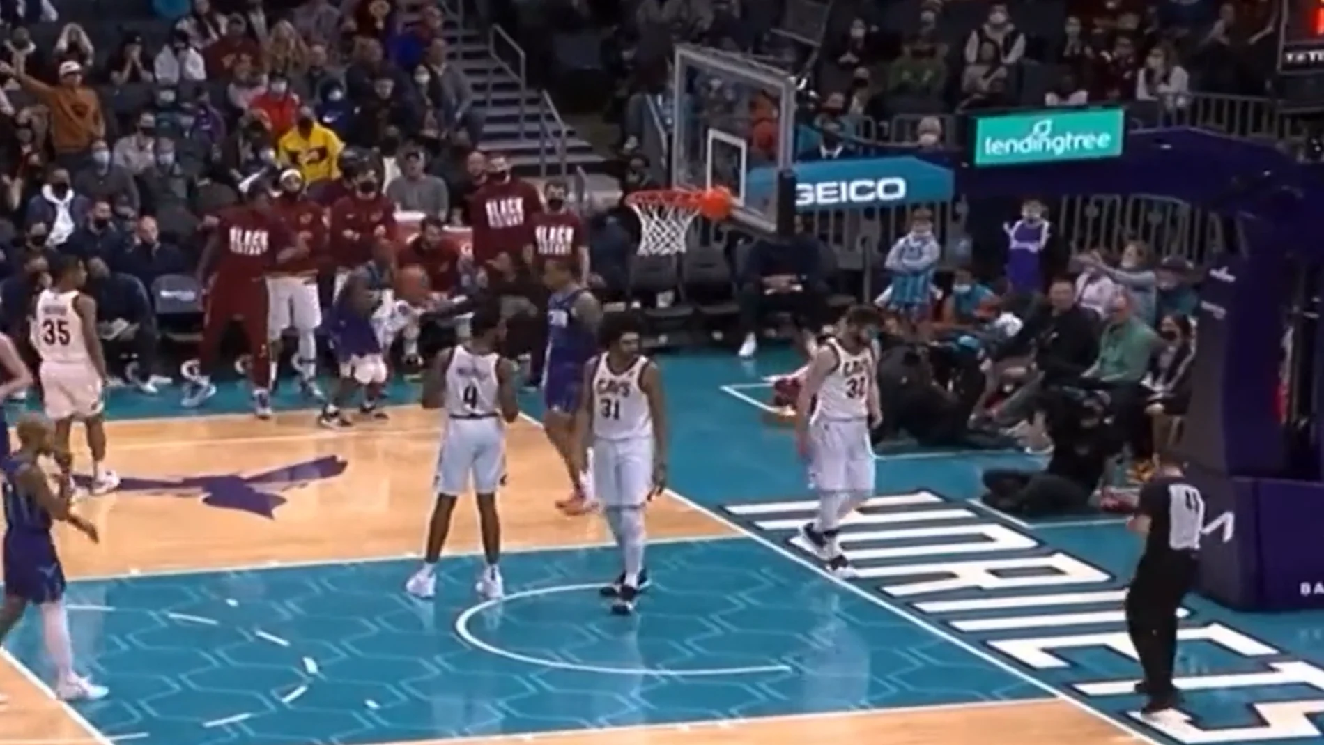 Los árbitros del Hornets vs Cavs cometen unos errores más surrealistas en la historia de la NBA Los árbitros del Hornets vs Cavs cometen unos errores más surrealistas en la historia de la NBA