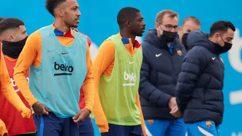 Xavi recula con Dembelé y le convoca para el Atlético: "No nos podemos pegar un tiro en el pie" Xavi recula con Dembelé y le convoca para el Atlético: "No nos podemos pegar un tiro en el pie"