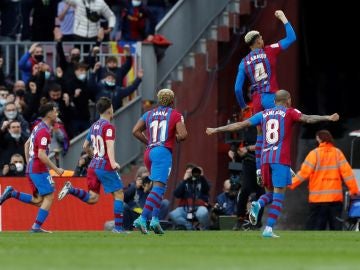 El Barcelona celebra el gol de Araujo