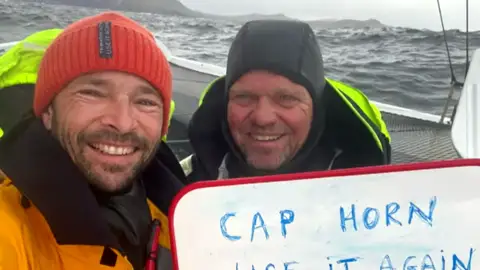 Alex Pella atraviesa el Cabo de Hornos en su trimarán Alex Pella atraviesa el Cabo de Hornos en su trimarán
