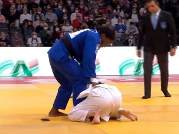 Una judoca francesa es descalificada después de que se le cayera el móvil en pleno combate