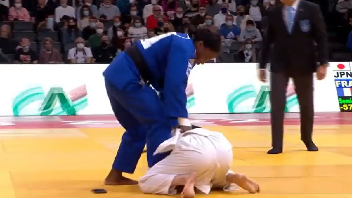 Una judoca francesa es descalificada después de que se le cayera el móvil en pleno combate Una judoca francesa es descalificada después de que se le cayera el móvil en pleno combate