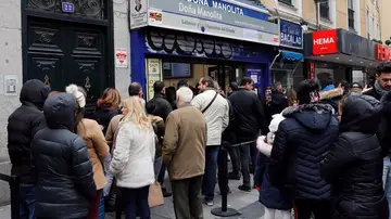 Varias personas hacen cola frente a la administración de lotería Doña Manolita, en Madrid Varias personas hacen cola frente a la administración de lotería Doña Manolita, en Madrid