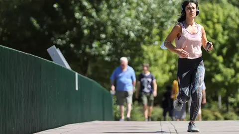 Hacer ejercicio físico te mantiene en forma Hacer ejercicio físico te mantiene en forma