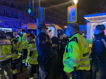 Servicios de emergencia atienden a uno de las víctimas de apuñalamiento este fin de semana en Madrid