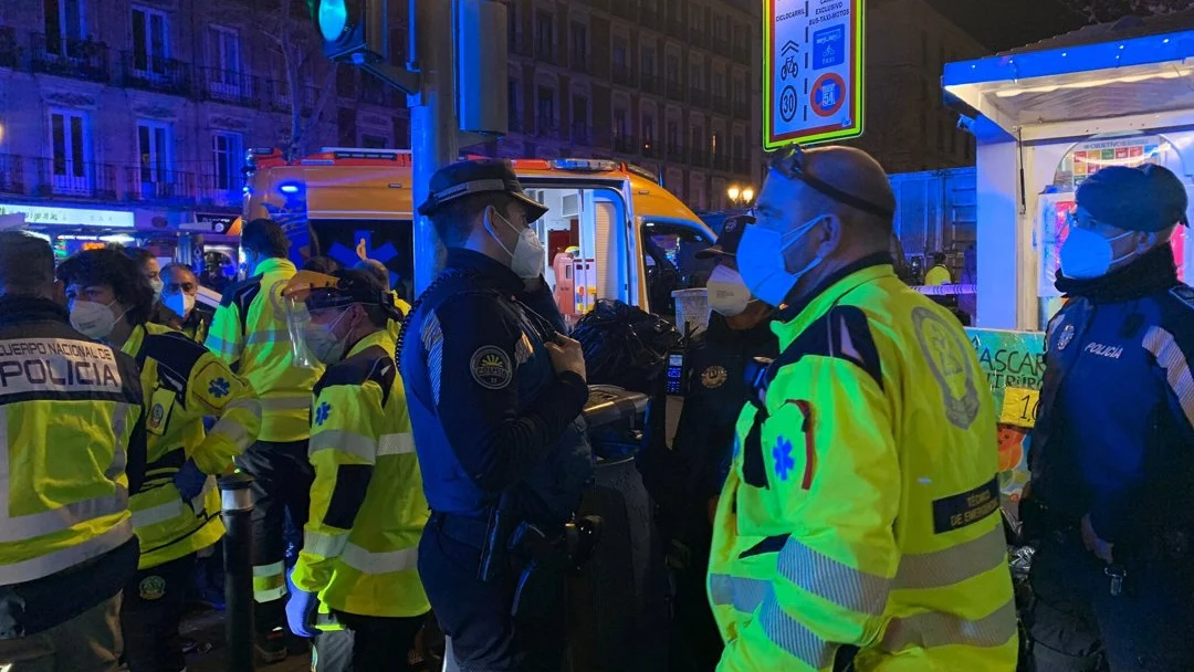 Servicios de emergencia atienden a uno de las víctimas de apuñalamiento este fin de semana en Madrid Servicios de emergencia atienden a uno de las víctimas de apuñalamiento este fin de semana en Madrid