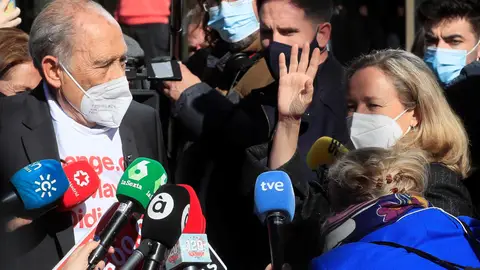 El anciano impulsor de la campaña "Soy mayorNoidiota", Carlos San Juan (i), conversa con la ministra de Economía, Nadia Calviño (d), ante los medios de comunicación tras registrar 600.000 firmas en el Ministerio Economía para exigir a los bancos una mejor atención. El anciano impulsor de la campaña "Soy mayorNoidiota", Carlos San Juan (i), conversa con la ministra de Economía, Nadia Calviño (d), ante los medios de comunicación tras registrar 600.000 firmas en el Ministerio Economía para exigir a los bancos una mejor atención.