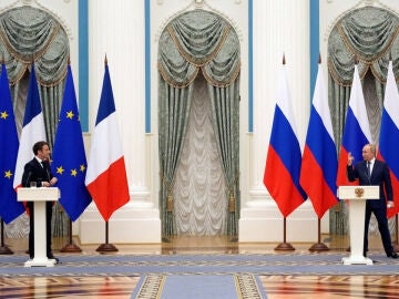 El presidente de Francia, Emmanuel Macron, y su homólogo ruso, Vladimir Putin