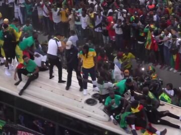 Los jugadores de Senegal celebran en Dakar la Copa África subidos al techo del autobús