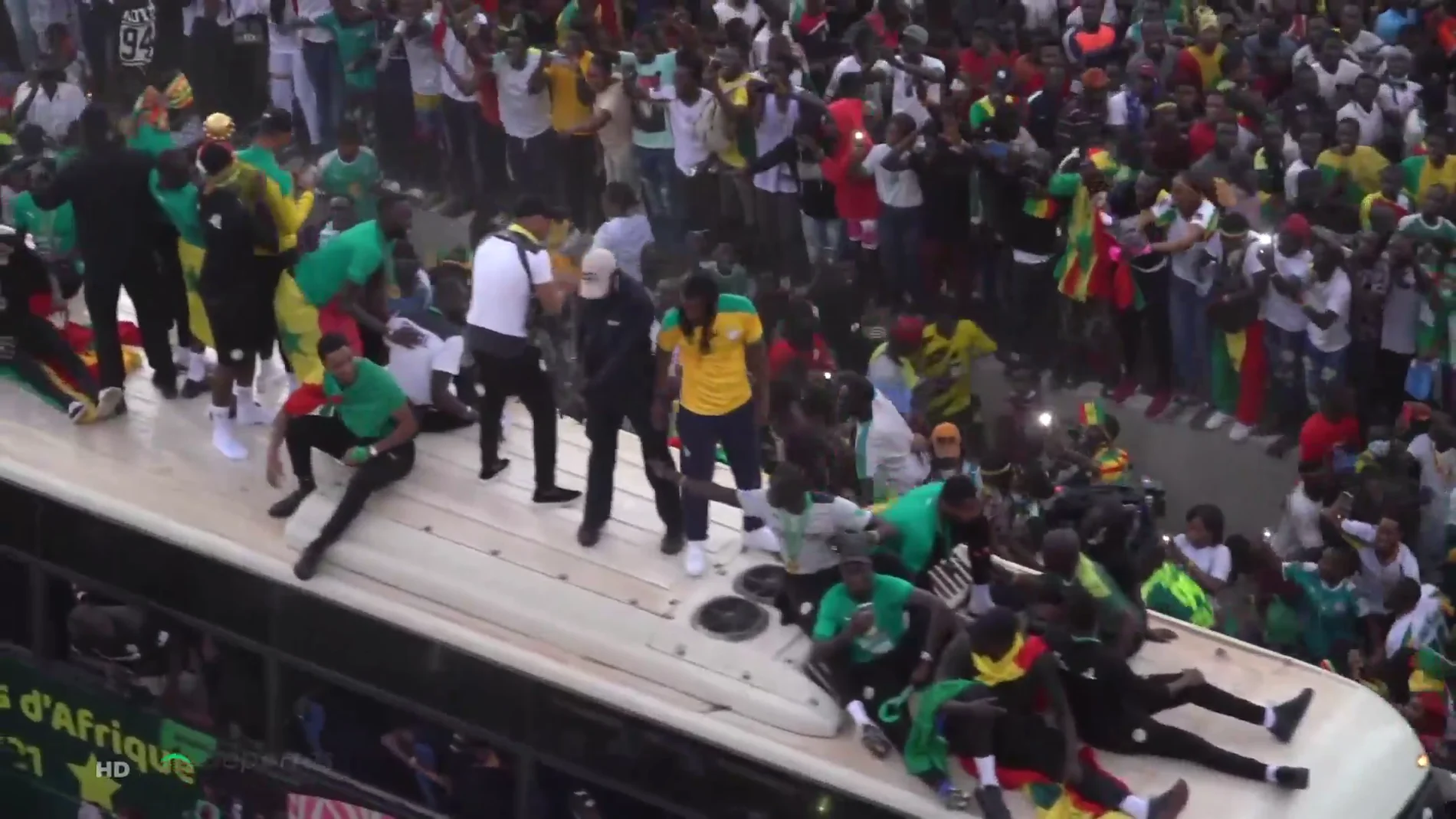 Los jugadores de Senegal celebran en Dakar la Copa África subidos al techo del autobús