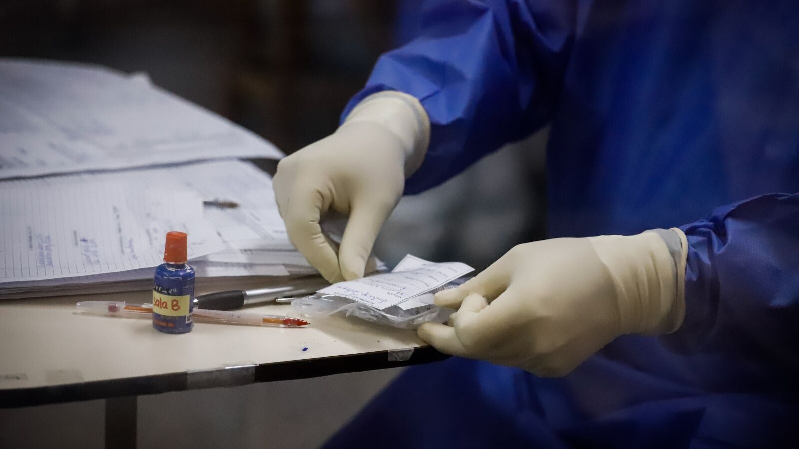 La justicia obliga a unos padres antivacunas a operar a su hijo de dos años en Italia