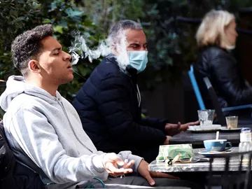 Tirar una colilla al suelo puede tener graves consecuencias para la salud Tirar una colilla al suelo puede tener graves consecuencias para la salud