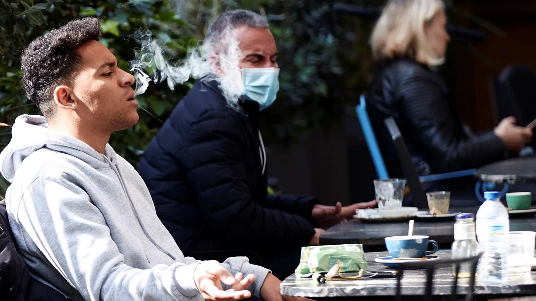 Tirar una colilla al suelo puede tener graves consecuencias para la salud Tirar una colilla al suelo puede tener graves consecuencias para la salud