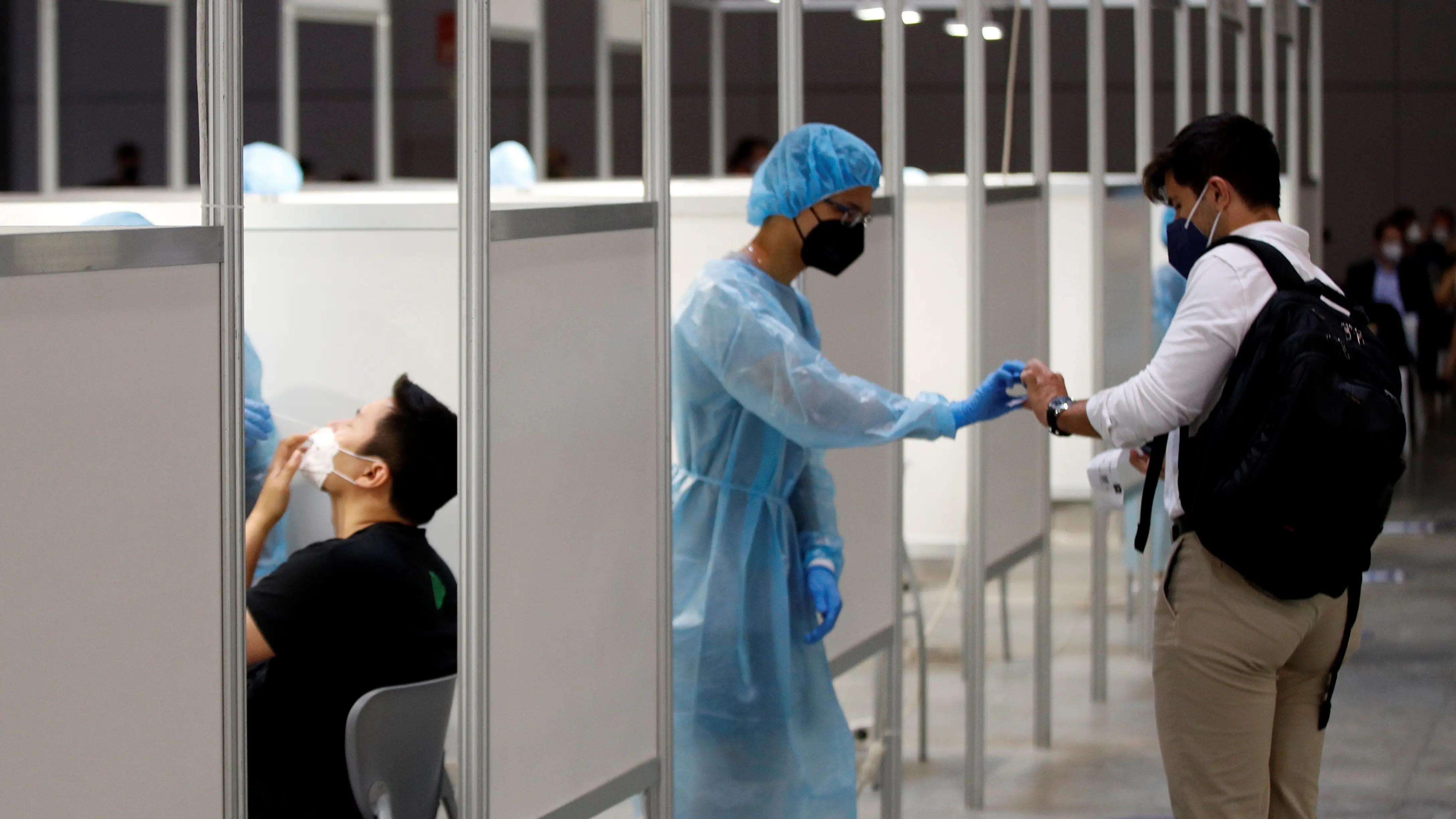 Un profesional sanitario atiende a un paciente Un profesional sanitario atiende a un paciente