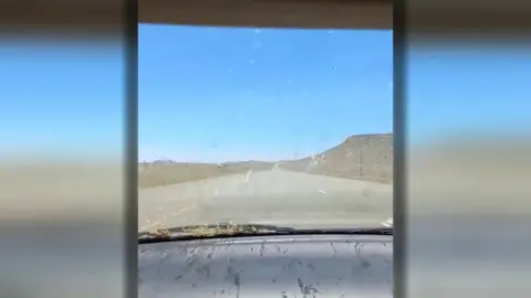 Una mujer graba el momento de una lluvia de saltamontes impactando contra su coche en Sudáfrica Una mujer graba el momento de una lluvia de saltamontes impactando contra su coche en Sudáfrica