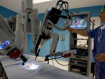 Un hospital de Barcelona es pionero en realizar una cirugía robótica de cambio de sexo 