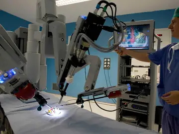 Un hospital de Barcelona es pionero en realizar una cirugía robótica de cambio de sexo Un hospital de Barcelona es pionero en realizar una cirugía robótica de cambio de sexo