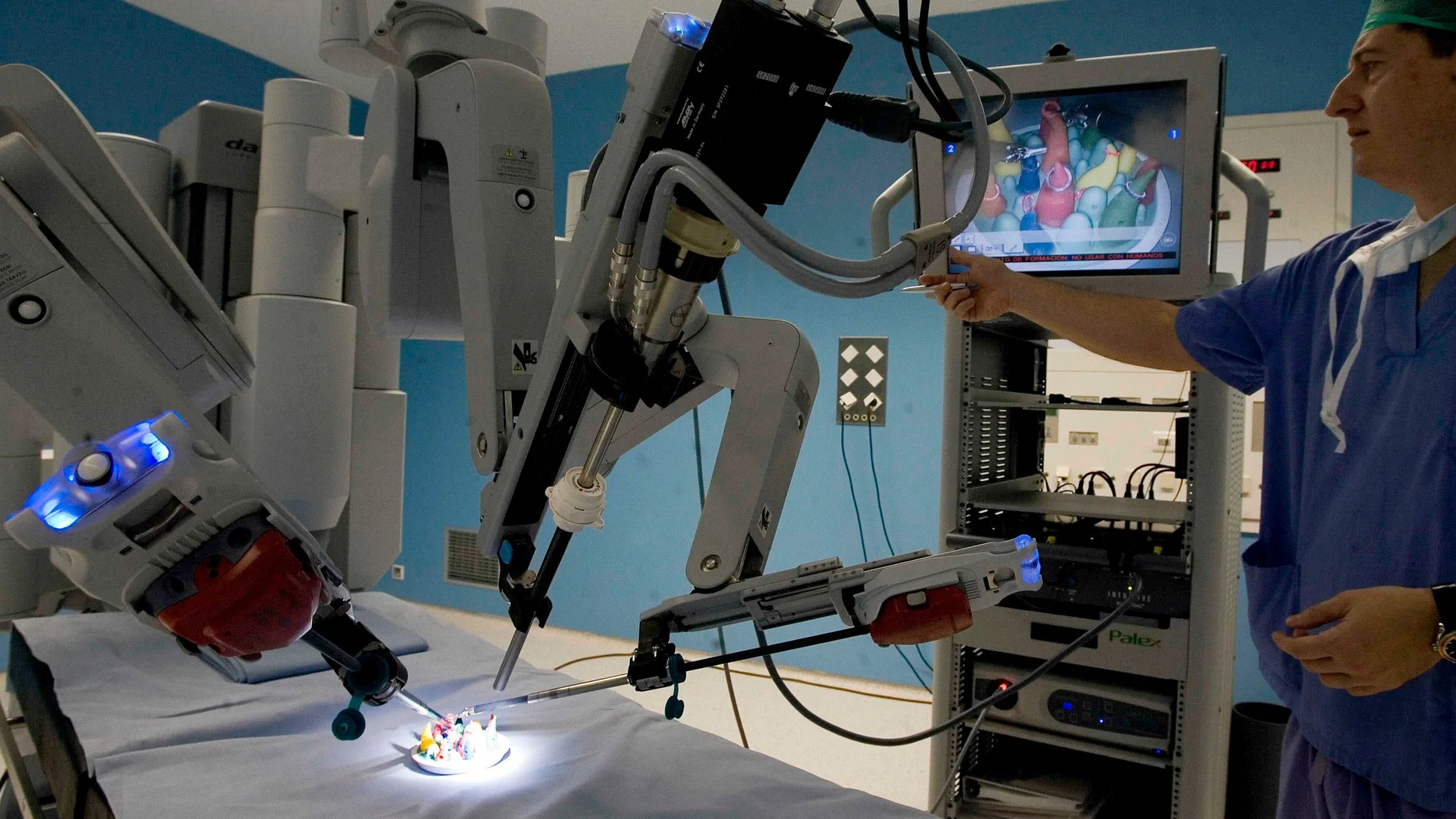 Un hospital de Barcelona es pionero en realizar una cirugía robótica de cambio de sexo 