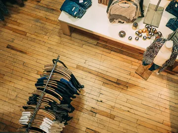 Tienda con ropa de segunda mano Tienda con ropa de segunda mano