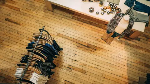 Tienda con ropa de segunda mano Tienda con ropa de segunda mano