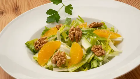 ¡Deliciosa y diferente! Ensalada de achicoria, naranja y nueces, de Karlos Arguiñano ¡Deliciosa y diferente! Ensalada de achicoria, naranja y nueces, de Karlos Arguiñano