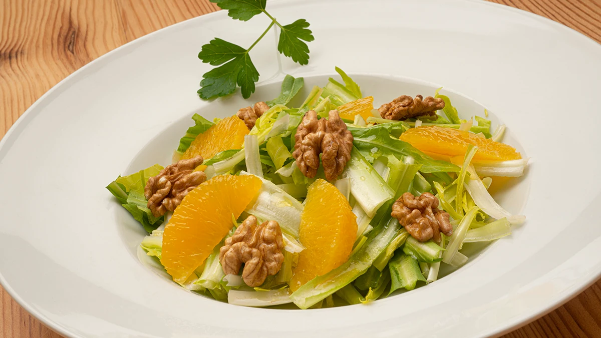 ¡Deliciosa y diferente! Ensalada de achicoria, naranja y nueces, de Karlos Arguiñano ¡Deliciosa y diferente! Ensalada de achicoria, naranja y nueces, de Karlos Arguiñano