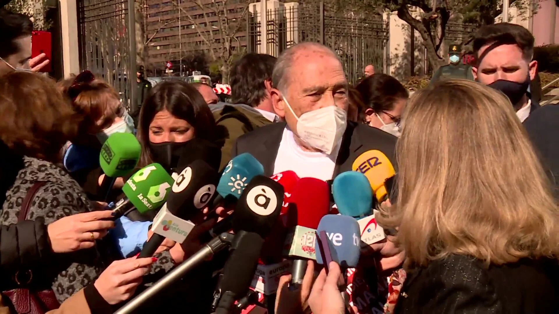 Carlos San Juan entrega en el Ministerio de Econom&iacute;a 600.000 firmas pidiendo un trato m&aacute;s humano por parte de los bancos