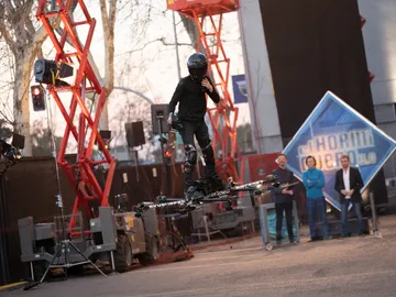 Tom Holland alucina con el Skysurfer, el primer aparato que permite volar a un hombre de pie Tom Holland alucina con el Skysurfer, el primer aparato que permite volar a un hombre de pie