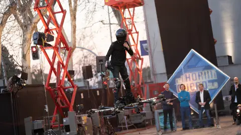 Tom Holland alucina con el Skysurfer, el primer aparato que permite volar a un hombre de pie Tom Holland alucina con el Skysurfer, el primer aparato que permite volar a un hombre de pie