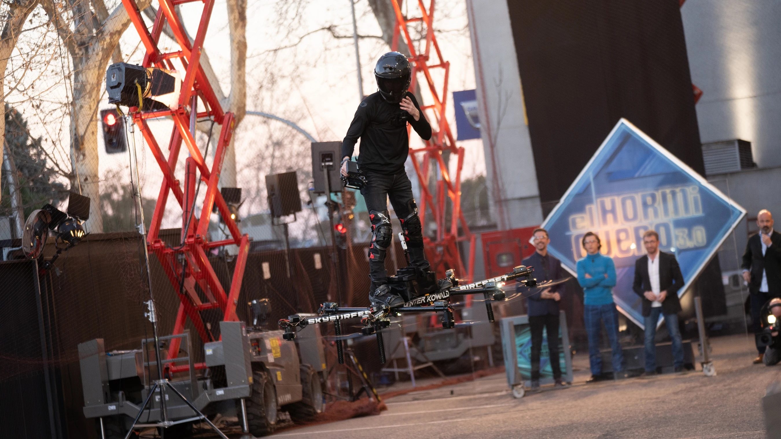 Tom Holland alucina con el Skysurfer, el primer aparato que permite volar a un hombre de pie
