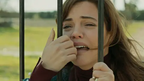 Züleyha aparece viva, pero Demir la expulsa de la mansión Züleyha aparece viva, pero Demir la expulsa de la mansión