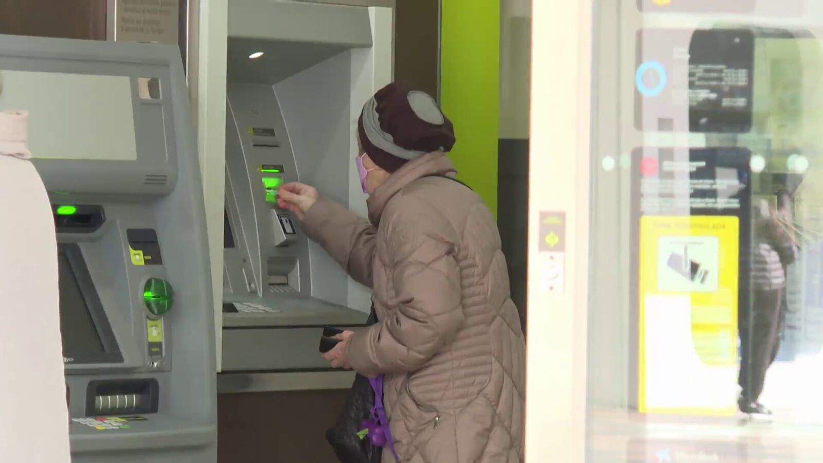 La banca prepara un plan de ayuda personalizada y ampliación de horarios para las personas mayores
