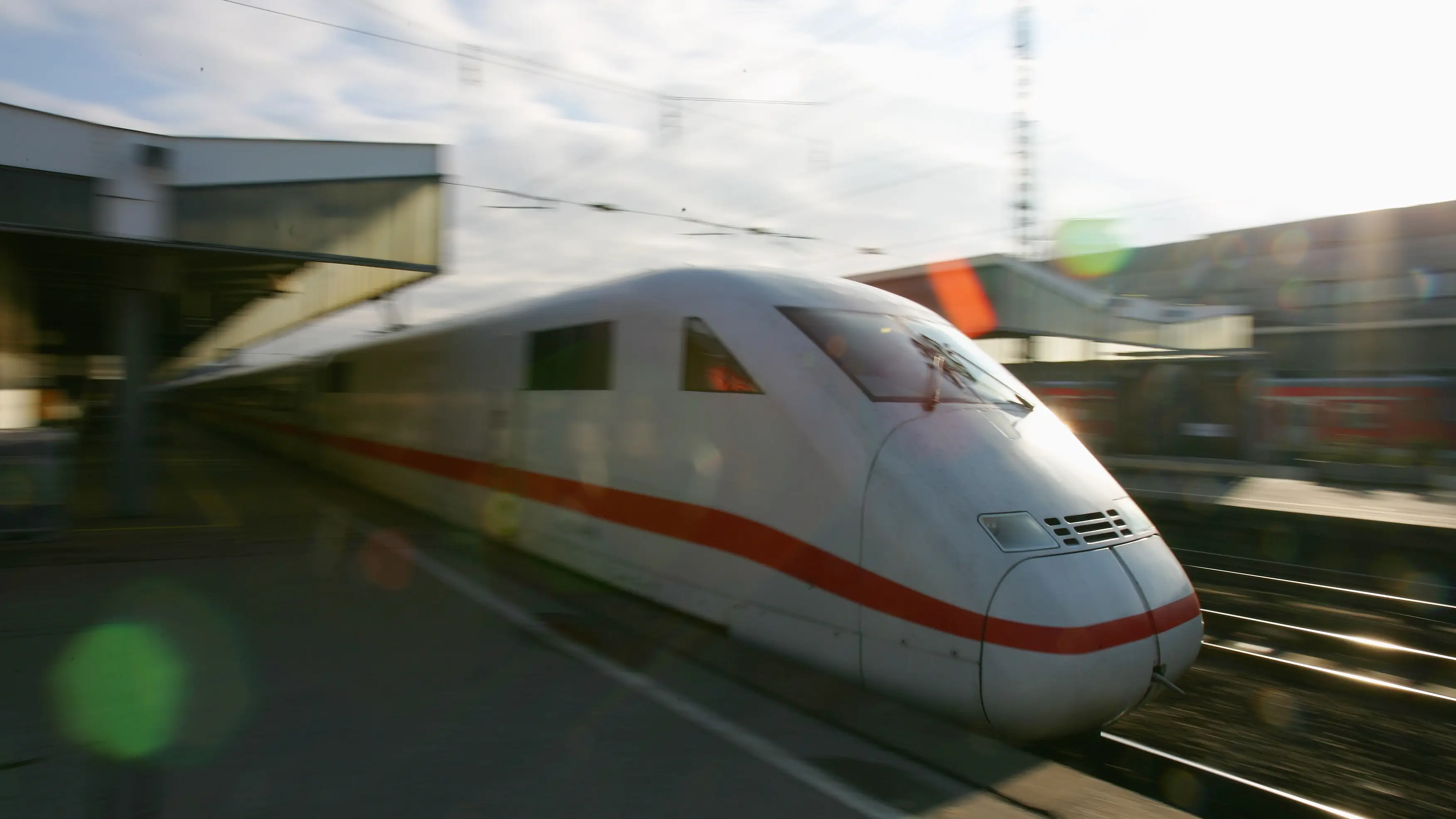 Organizan un evento de citas rápidas a bordo de un tren de alta velocidad entre Madrid y Barcelona Organizan un evento de citas rápidas a bordo de un tren de alta velocidad entre Madrid y Barcelona