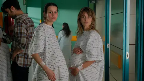 Penélope Czuz y Milena Smit en 'Madres Paralelas' Penélope Czuz y Milena Smit en 'Madres Paralelas'