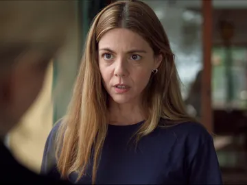 Cata trata de recuperar su matrimonio hasta que… ¡Laura descubre su secreto! Cata trata de recuperar su matrimonio hasta que… ¡Laura descubre su secreto!