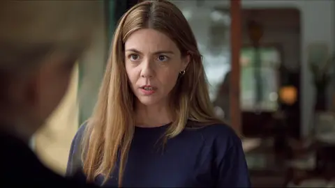 Cata trata de recuperar su matrimonio hasta que… ¡Laura descubre su secreto! Cata trata de recuperar su matrimonio hasta que… ¡Laura descubre su secreto!