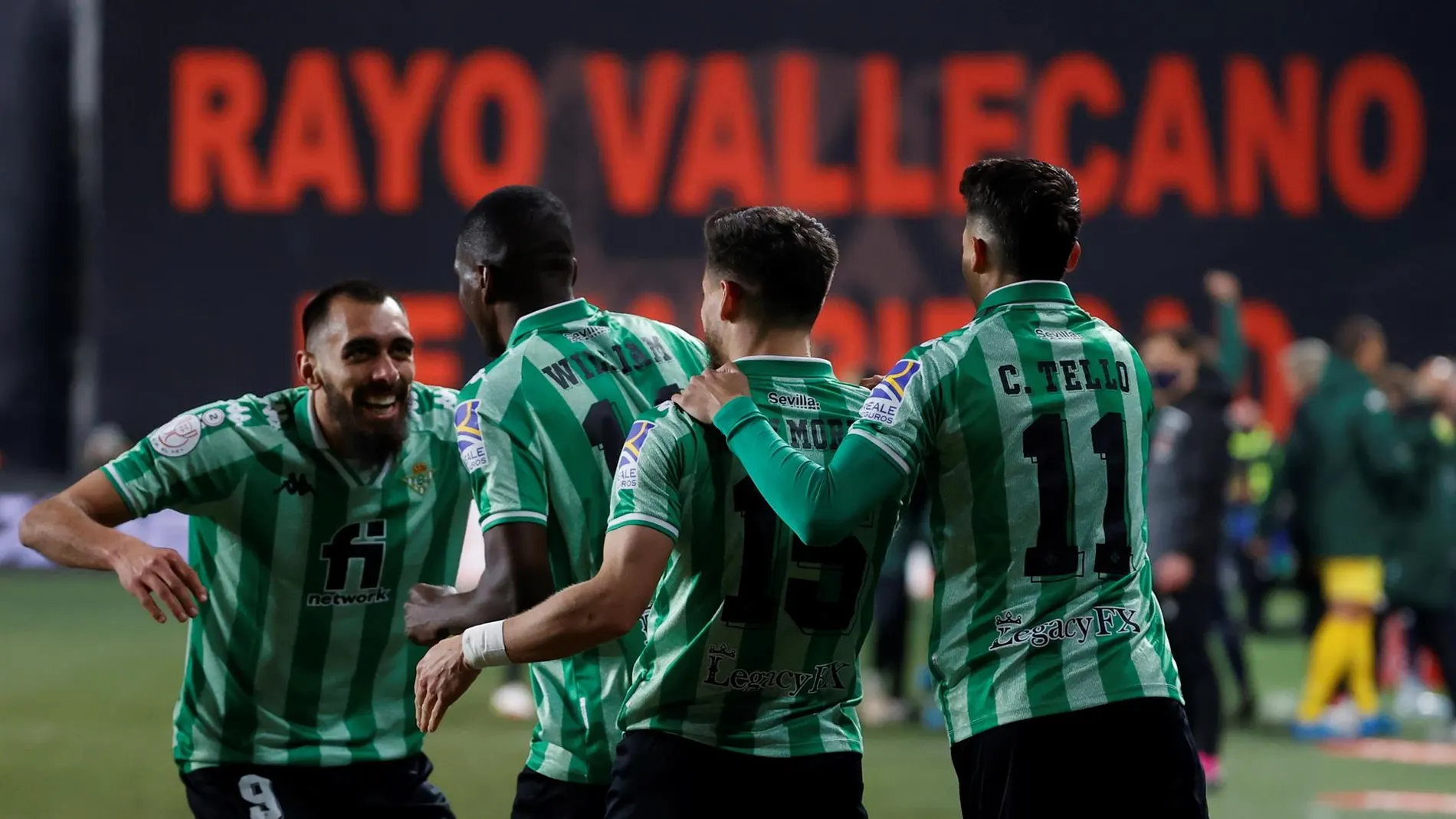El Betis celebra el gol de Carvalho en Vallecas