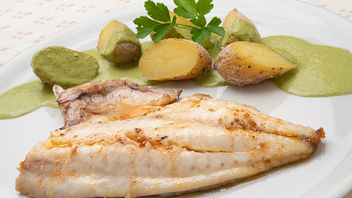 Karlos Argui&ntilde;ano: Receta de besugo, en 8 minutos, con papas y mojo verde
