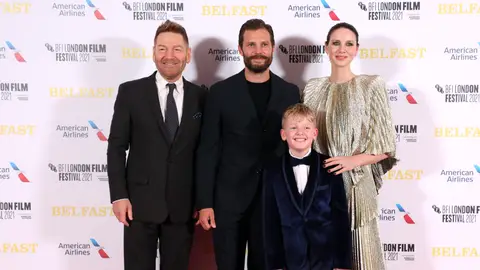 Caitriona Balfe y Jamie Dornan con el director de 'Belfast', Kenneth Branagh Caitriona Balfe y Jamie Dornan con el director de 'Belfast', Kenneth Branagh