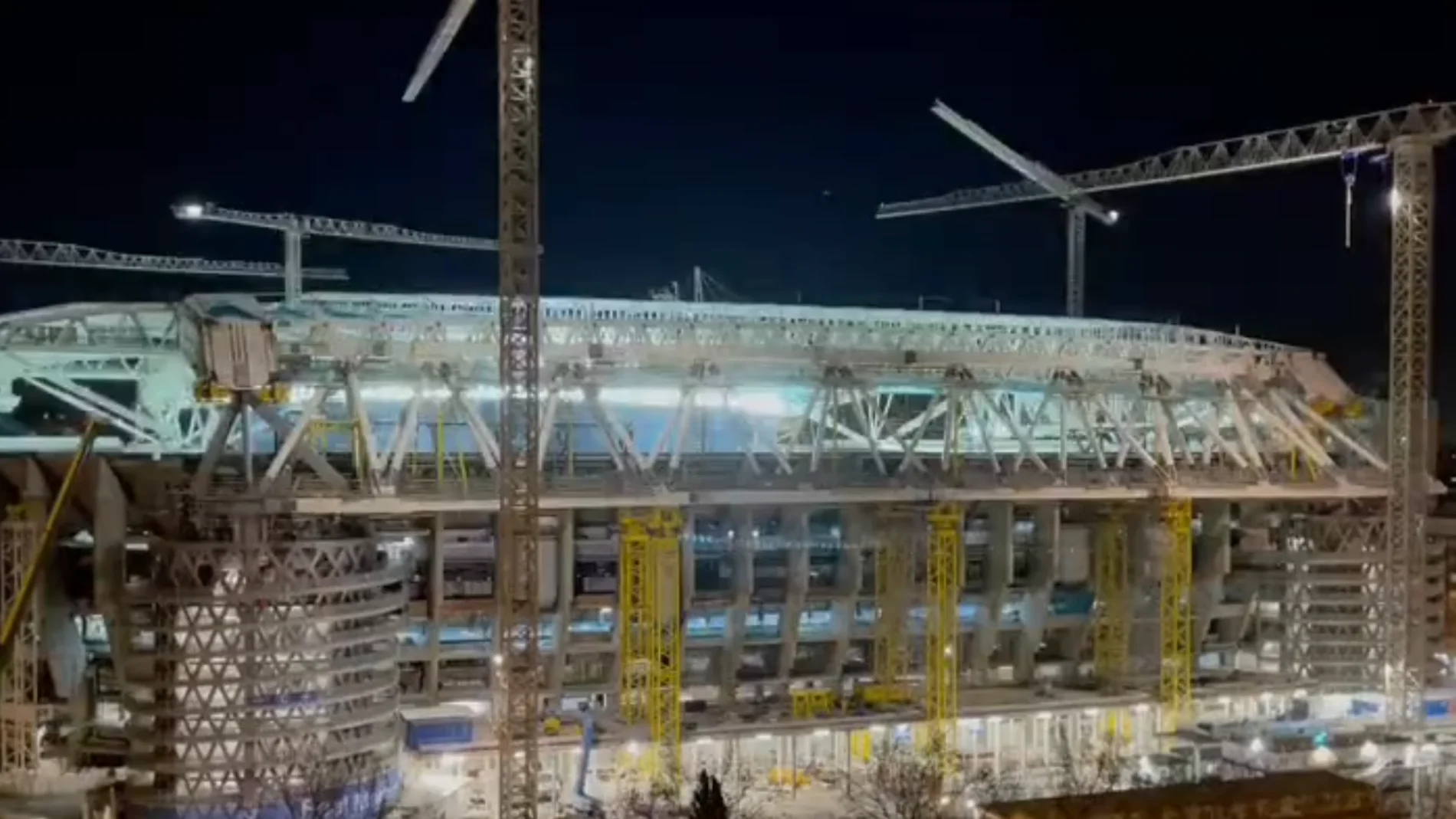 El nuevo Santiago Bernabéu prueba su iluminación