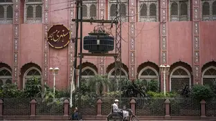 Una embarazada pakistaní recibe un clavo en la cabeza para dar a luz a un hijo varón. Una embarazada pakistaní recibe un clavo en la cabeza para dar a luz a un hijo varón.