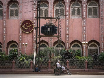 Una embarazada pakistaní recibe un clavo en la cabeza para dar a luz a un hijo varón.