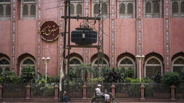 Una embarazada pakistaní recibe un clavo en la cabeza para dar a luz a un hijo varón.