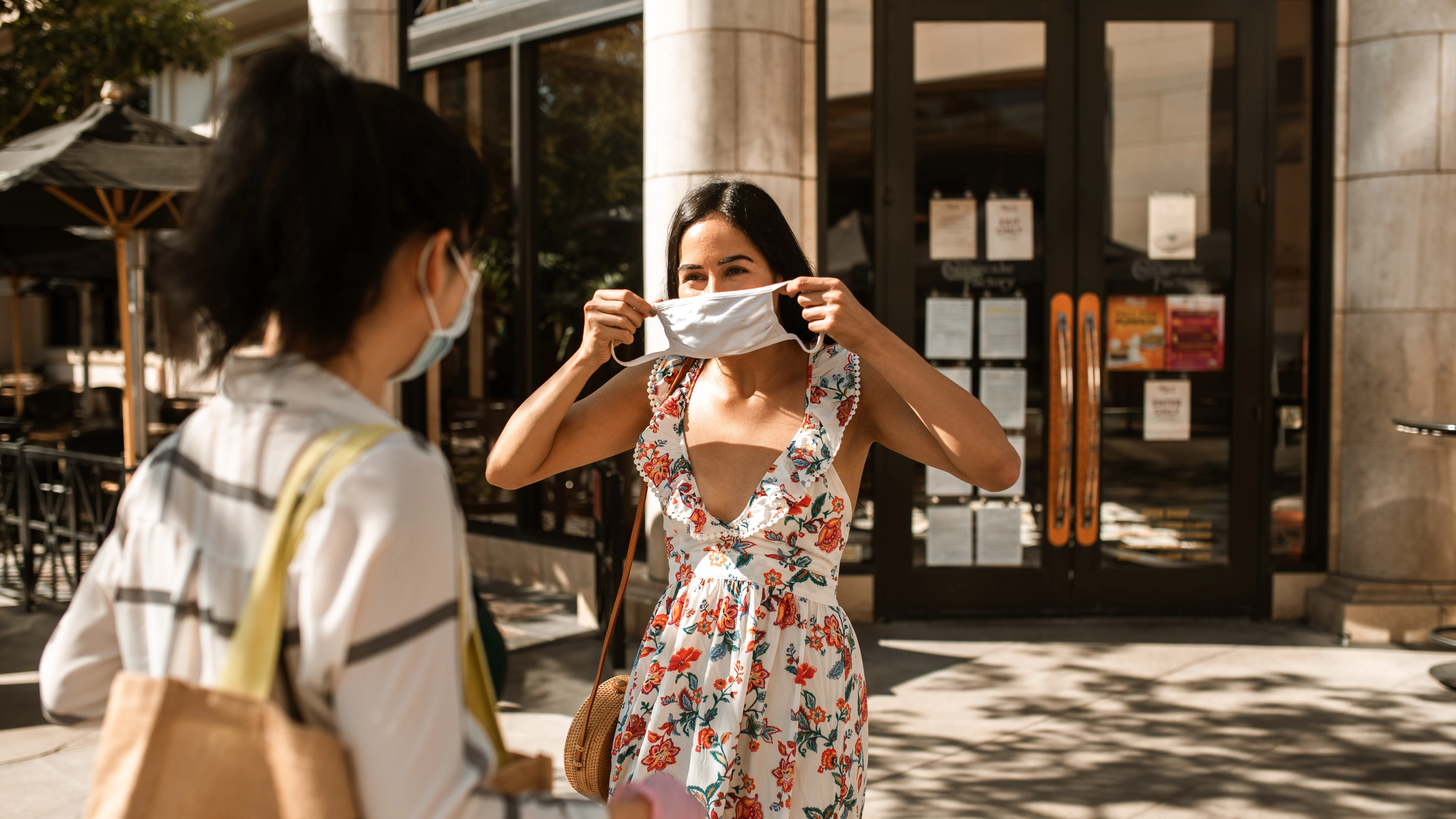 Mujeres con mascarilla Mujeres con mascarilla