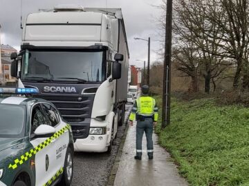 Un camionero intenta fugarse de la Guardia civil tras dar positivo en drogas y conducir sin carnet en A Coruña