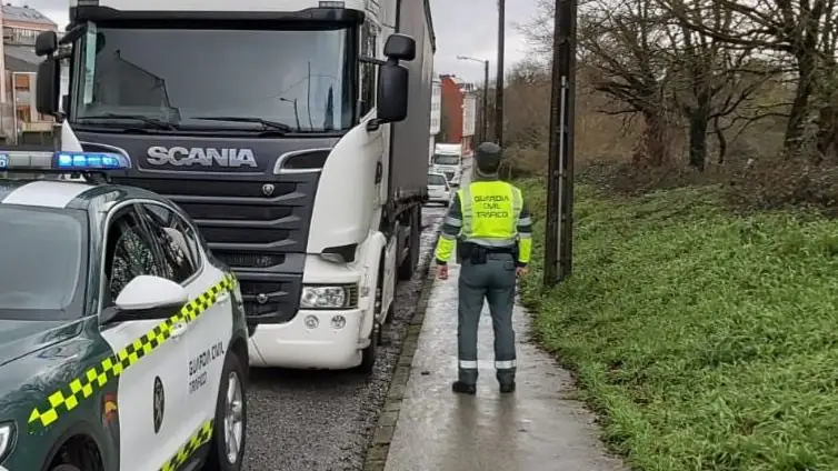 Un camionero intenta fugarse de la Guardia civil tras dar positivo en drogas y conducir sin carnet en A Coruña Un camionero intenta fugarse de la Guardia civil tras dar positivo en drogas y conducir sin carnet en A Coruña