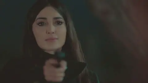 Müjgan, dispuesta a todo por recuperar a Yilmaz en 'Tierra Amarga' Müjgan, dispuesta a todo por recuperar a Yilmaz en 'Tierra Amarga'