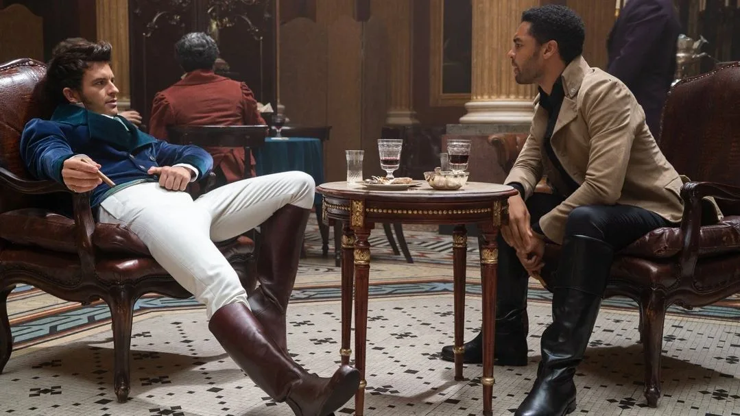 Reg&eacute;-Jean Page y Jonathan Bailey como Anthony y Simon Basset en 'Los Bridgerton'